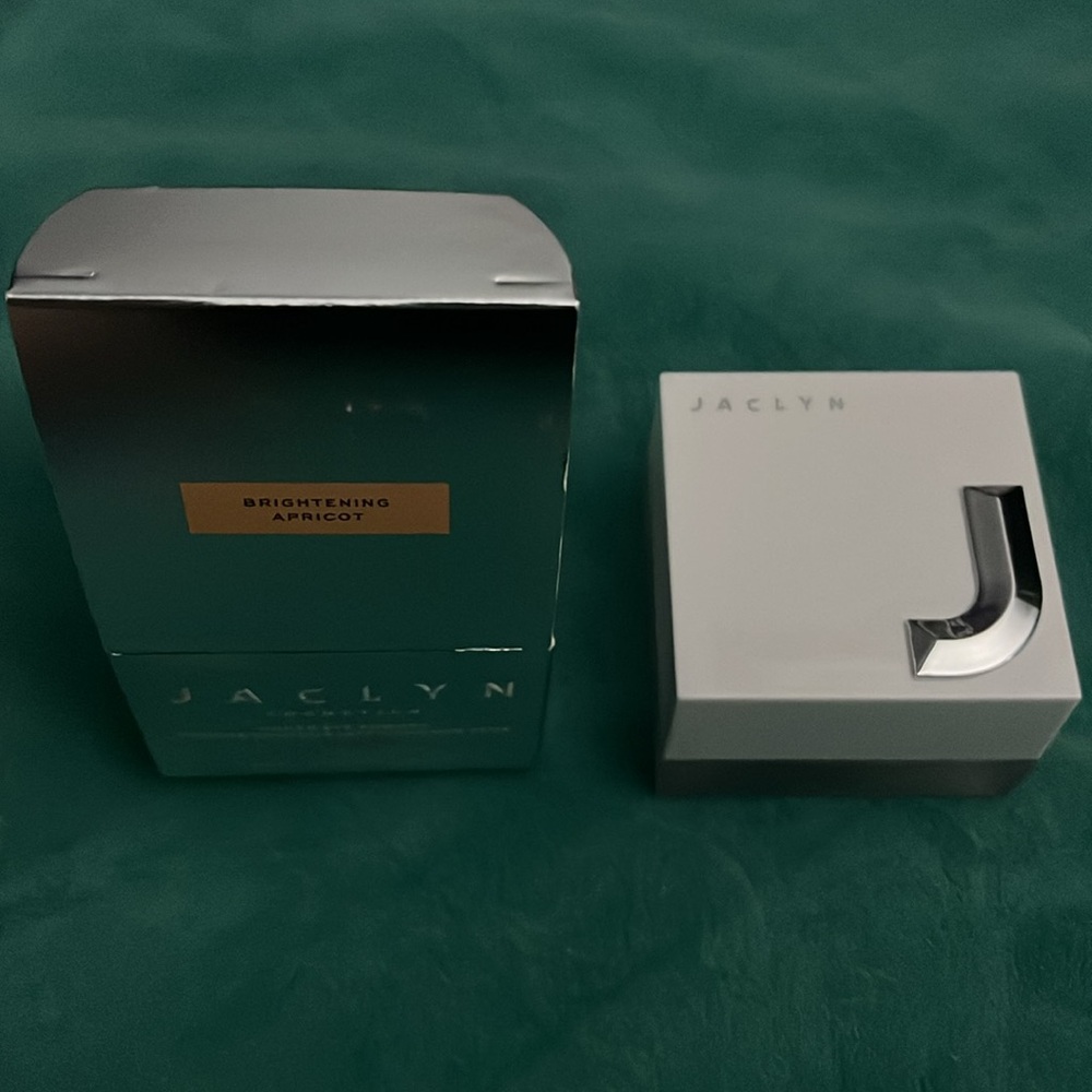 Jaclyn Cosmetics Under Eye Powder in brightening apricot NIB
